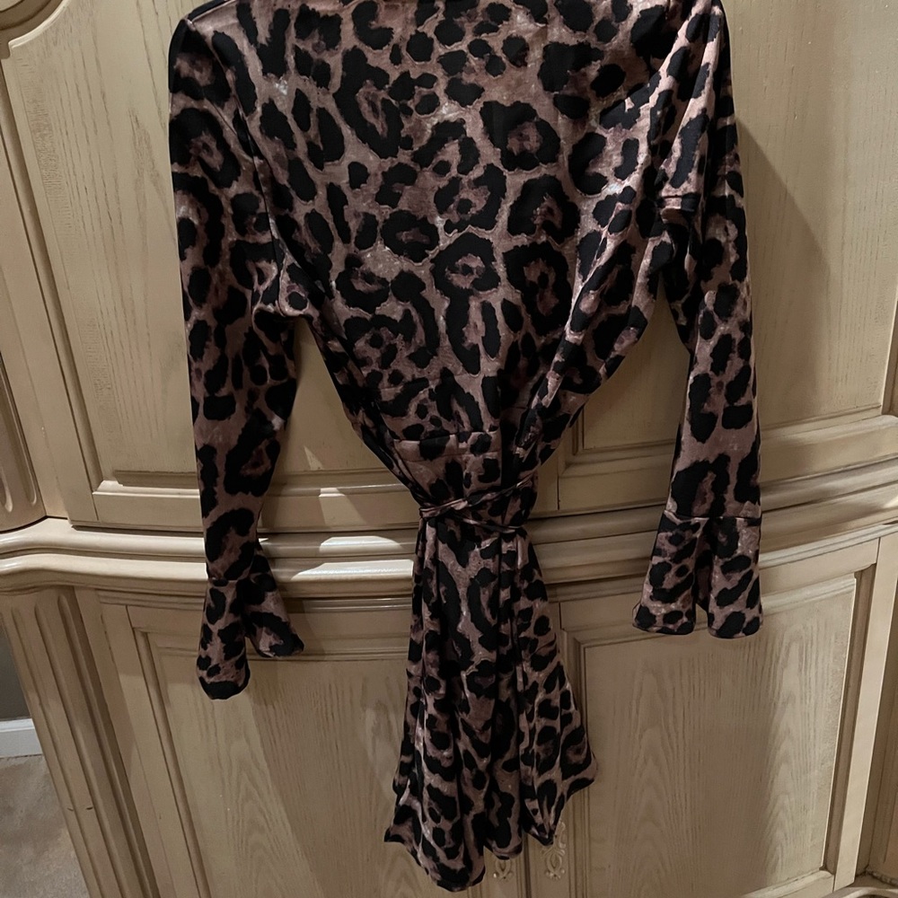 NWOT faux wrap v-neck leopard print dress - Picture 3 of 9
